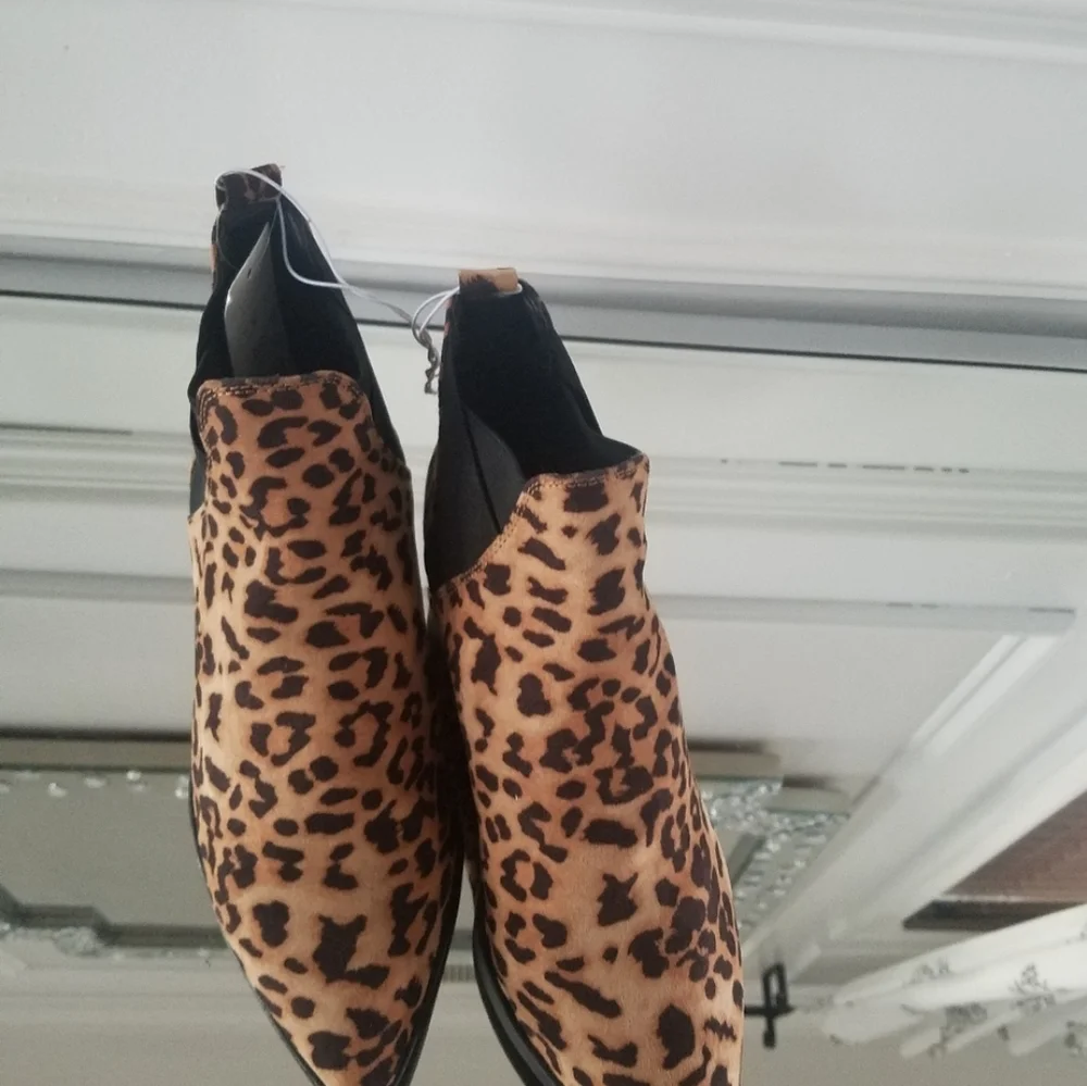 Pointed toe Micro Suede leopard print ankle boots